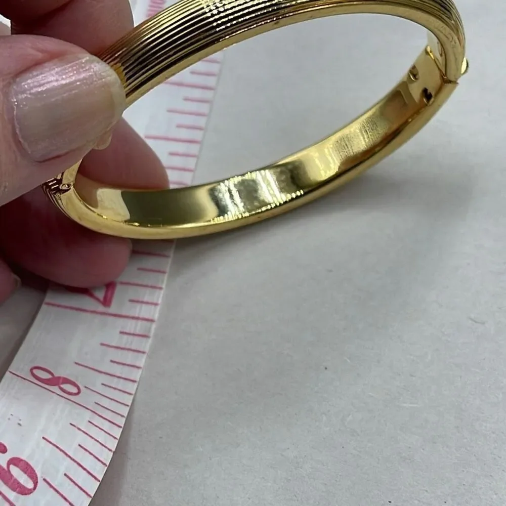 Vintage ribbed gold colored hinged bangle